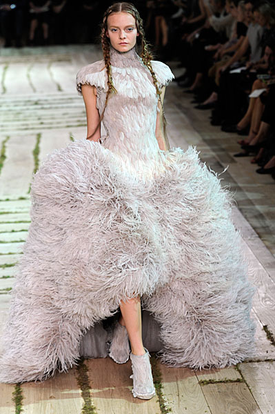 1006-alexander-mcqueen-spring-2011-paris-fashion-week-feather-gown_fa